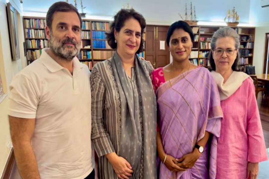 YS Sharmila meets Congress leaders