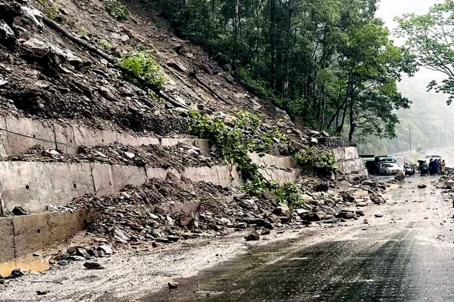 Boulders fall on NH10