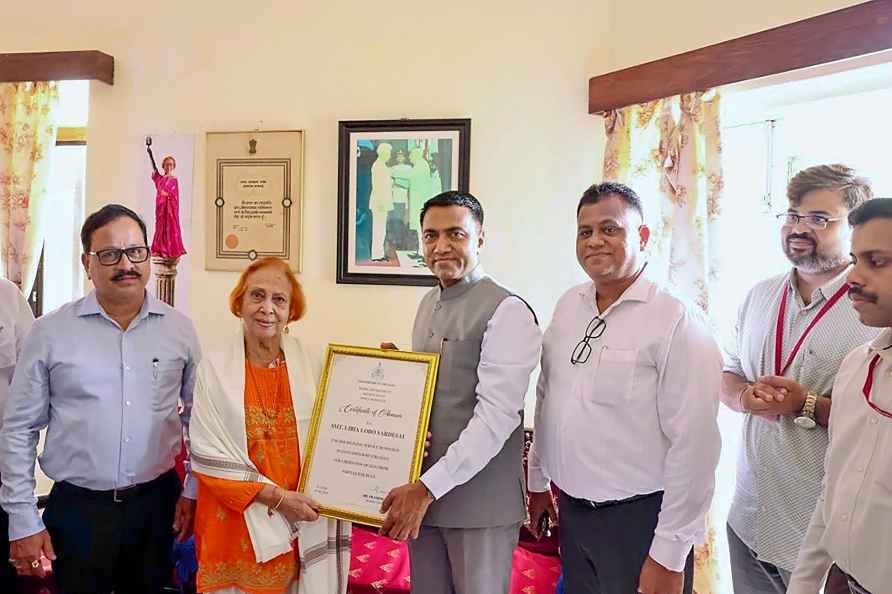 Goa CM meets freedom fighter Libia Lobo Sardesai