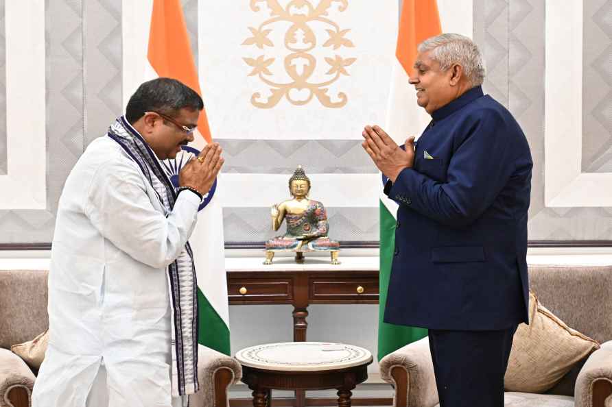 Vice-President meets Dharmendra Pradhan