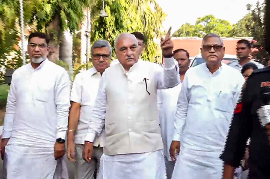 Bhupinder Hooda meets HR Gov Bandaru Dattatreya