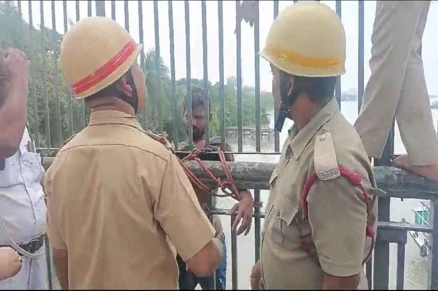 Police catch man trying to commit suicide in Kolkata