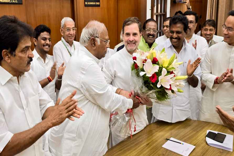 Mallikarjun Kharge greets Rahul Gandhi