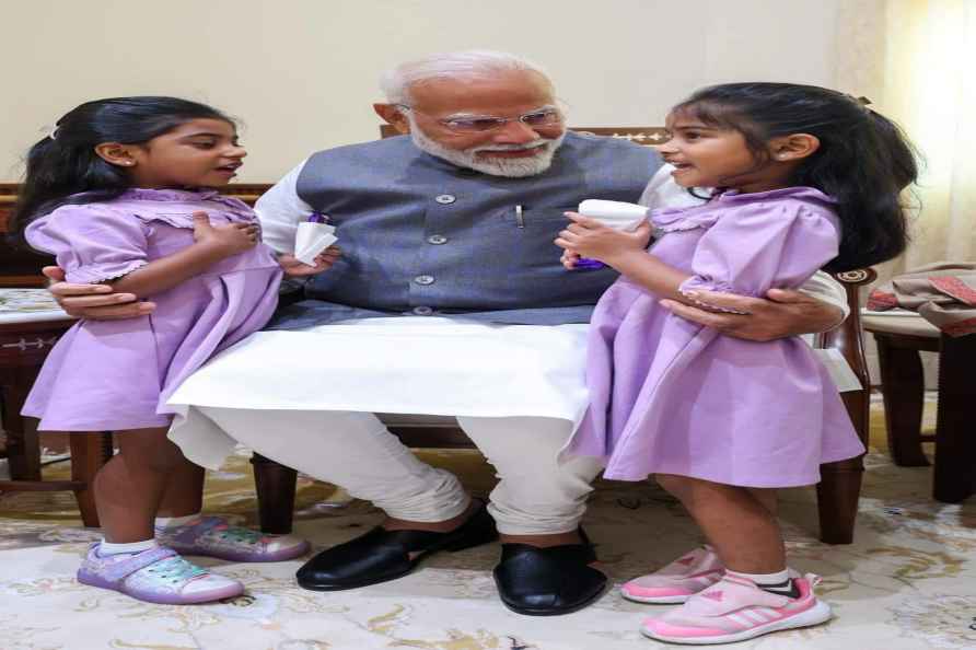 Narendra Modi with Bandaru Dattatreya's Grand Daughters