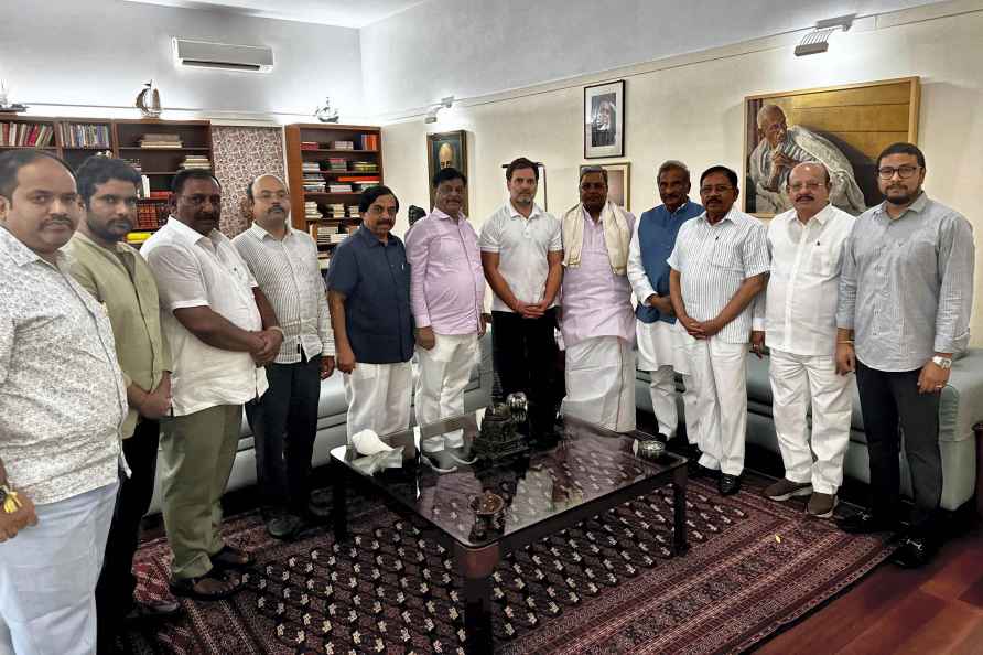 Siddaramaiah meets Rahul Gandhi