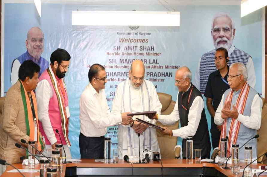 MoU being signed in the presence of Amit Shah