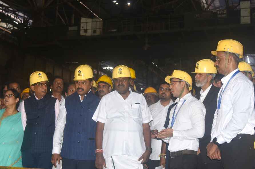 HD Kumaraswamy visits VISL's steel plant