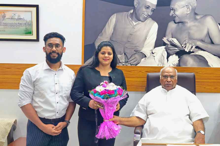 Kharge meets Khudsiya Nazeer who wins gold