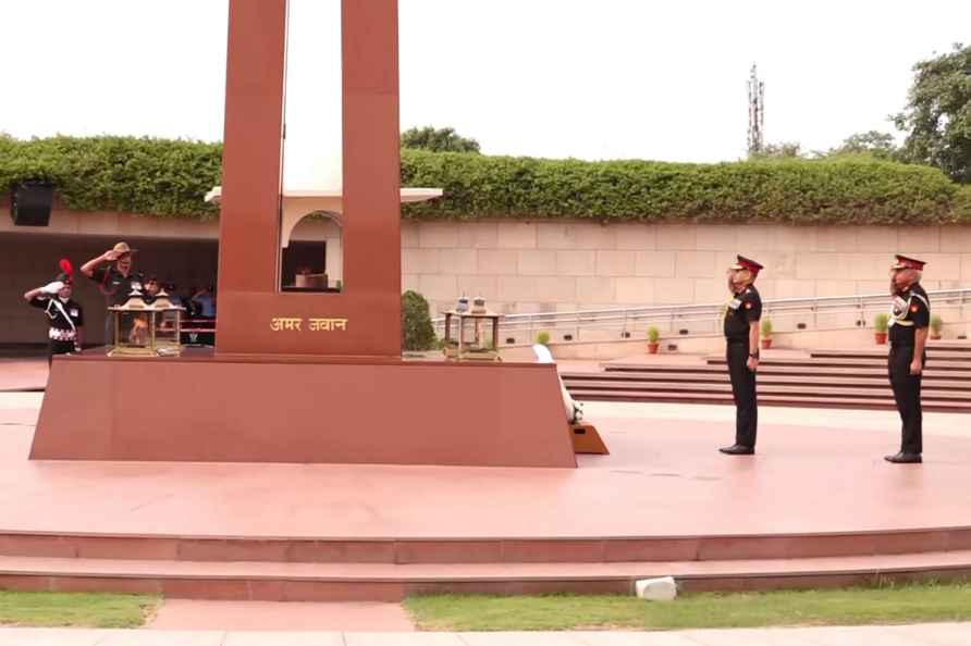 COAS Upendra Dwivedi at National War Memorial