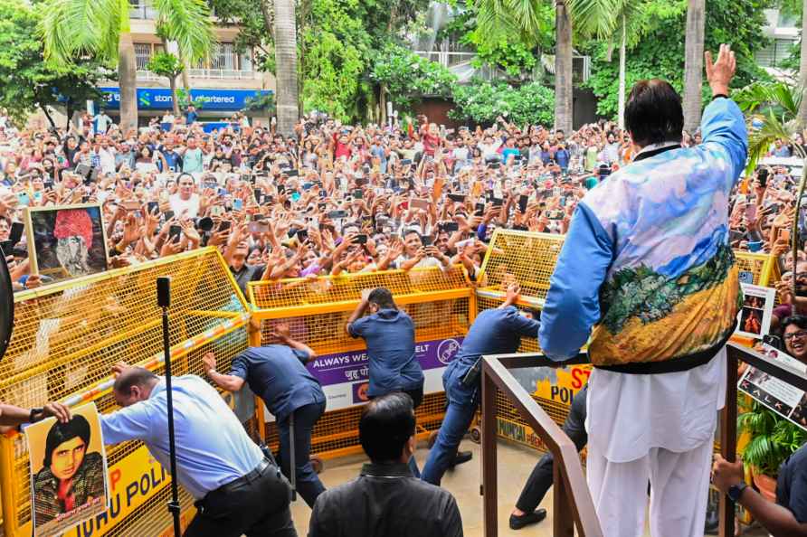 Amitabh Bachchan meets fans