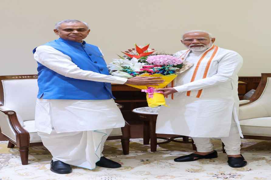 PM Narendra Modi with Acharya Devvrat