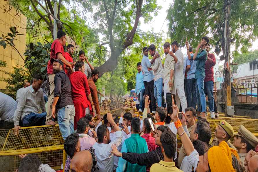 Protest against Rahul Gandhi's LS speech in Lucknow