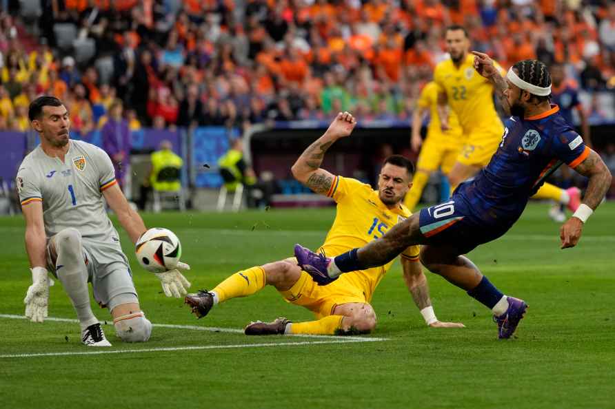 Memphis Depay of the Netherlands tries to beat Romania's goalkeeper...