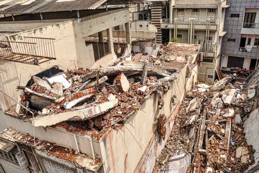 Old building collapsed in Surat