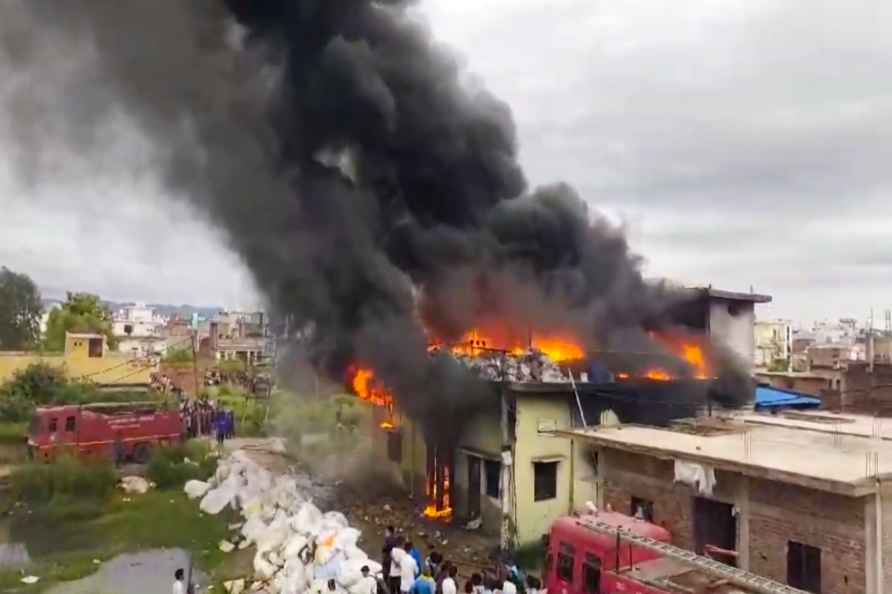 Fire breaks out in building in Salempur area