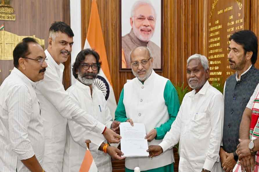 Hemant Soren stakes claim to form gov in J'khand