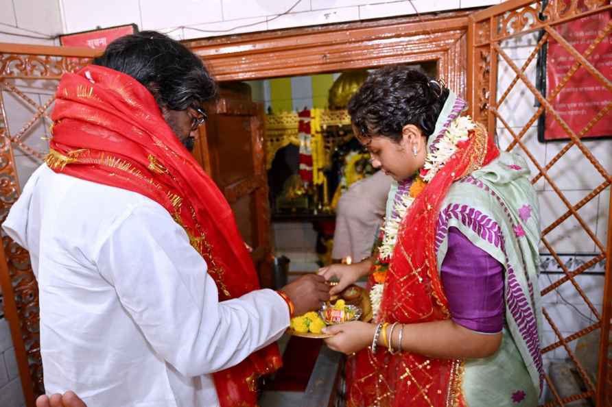 Hemant Soren at Maa Baglamukhi Temple