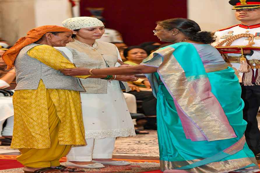 President presents Gallantry Awards