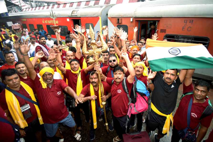 Patna: Pilgrims raise religious slogans before boarding a train ...