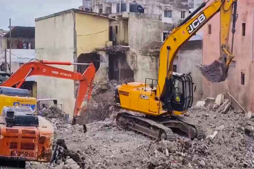 Building collapsed in Surat