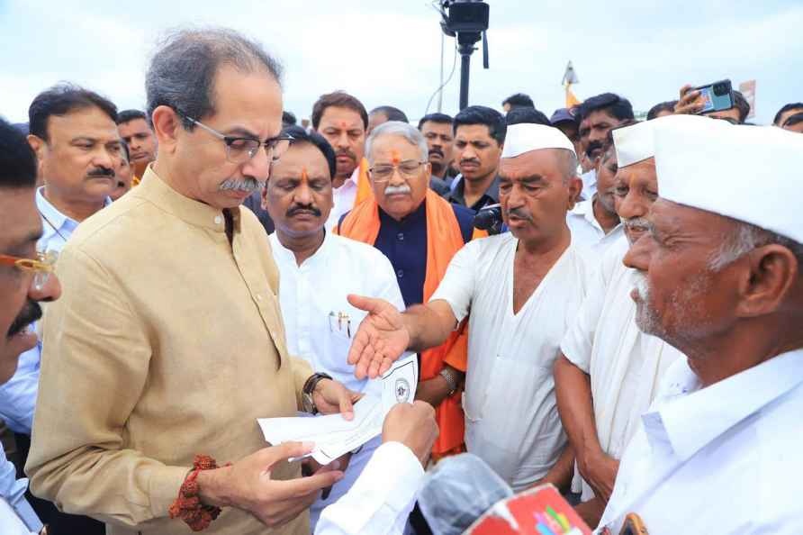 Uddhav Thackeray inspected damaged crops