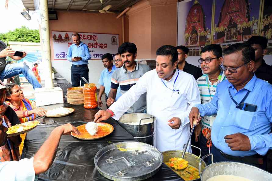 Sambit Patra participates in the food distribution