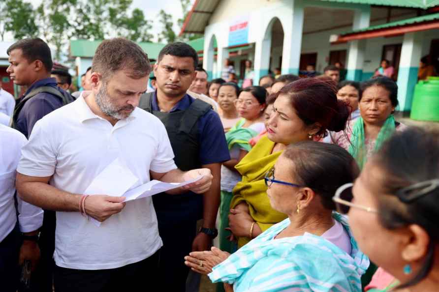 Rahul Gandhi visits Moirang relief camp