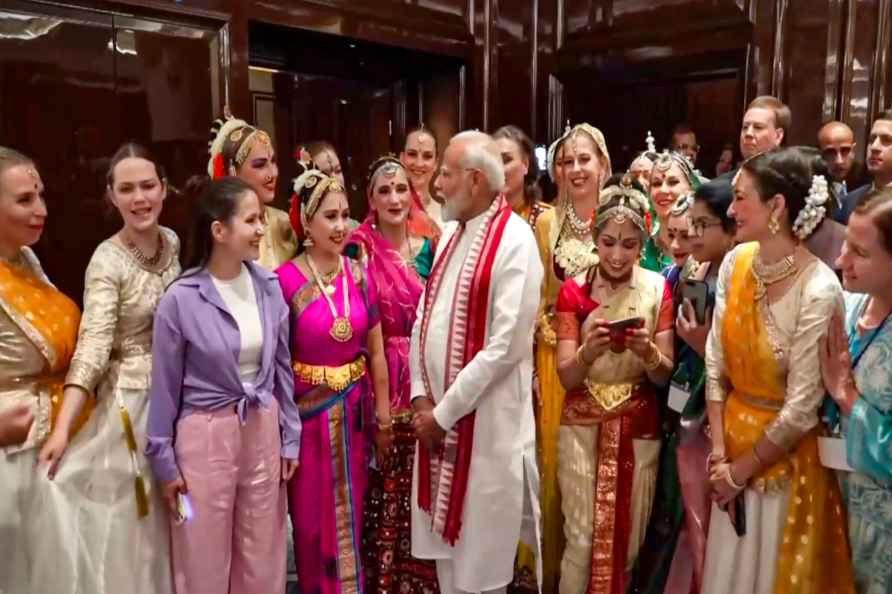 PM Modi meets Russian cultural troupe in Moscow