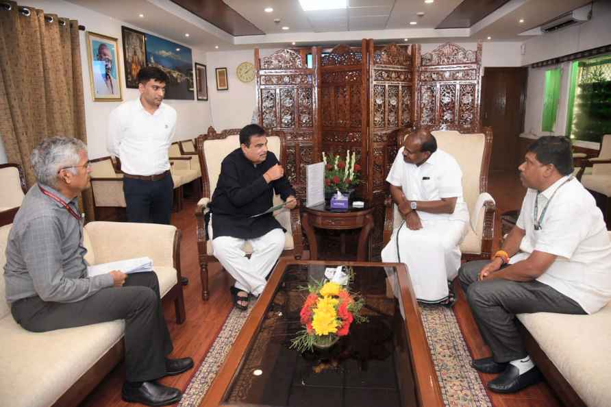 Nitin Gadkari with H. D. Kumaraswamy