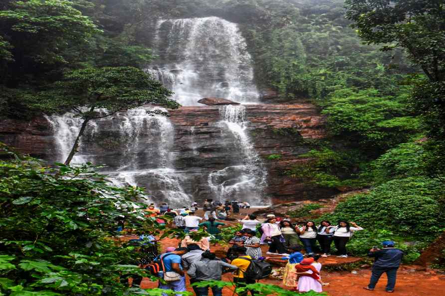 Tourists at Dabdabe waterfall