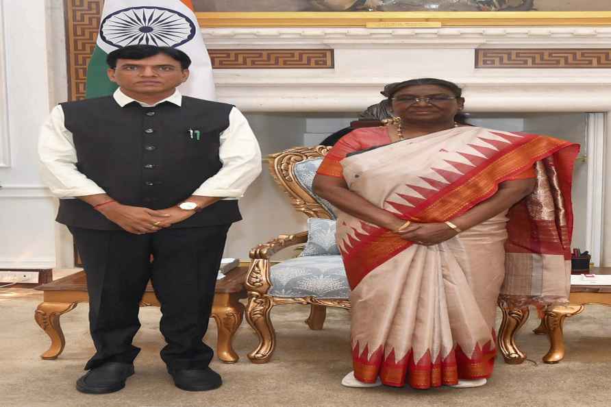 Mansukh Mandaviya calls on President Droupadi Murmu