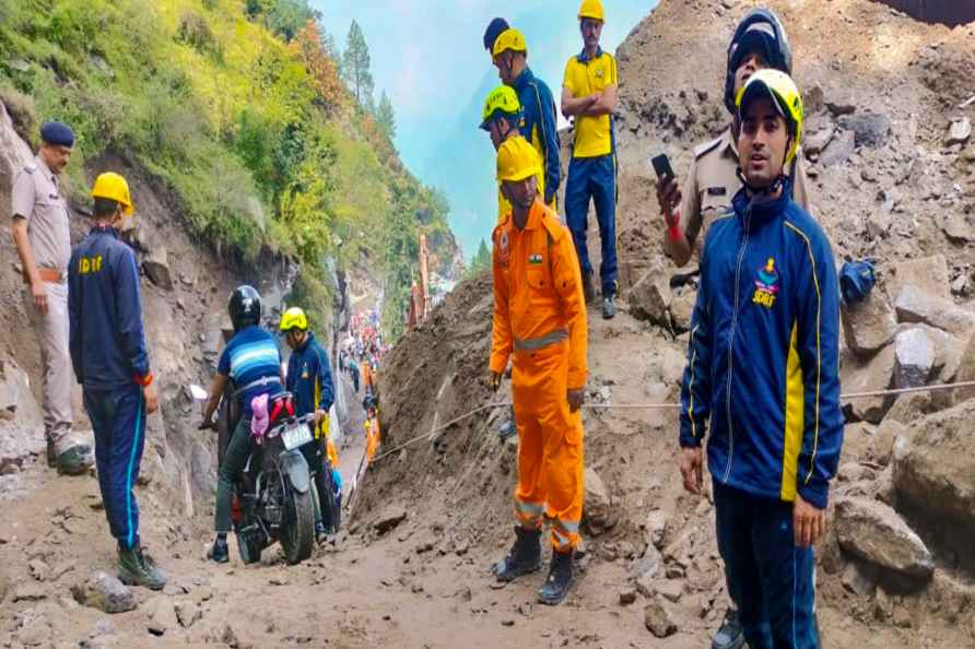 Debris being removed on Badrinath NH in Chamoli