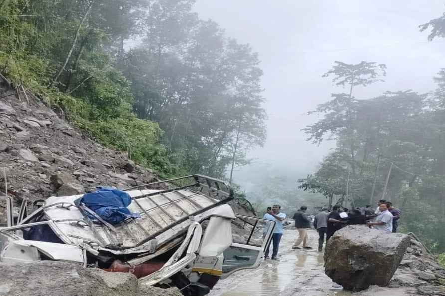 Taxi hit by boulders in Sikkim