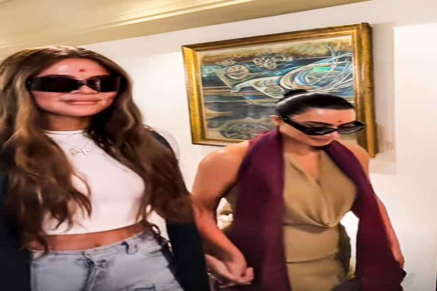 Kardashians arrive in Mumbai