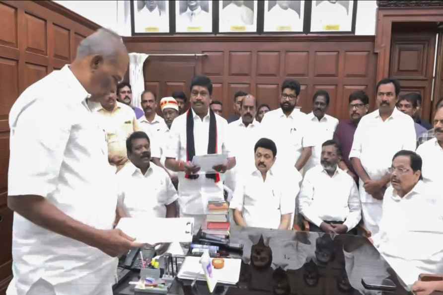 Anniyur Siva takes oath as MLA