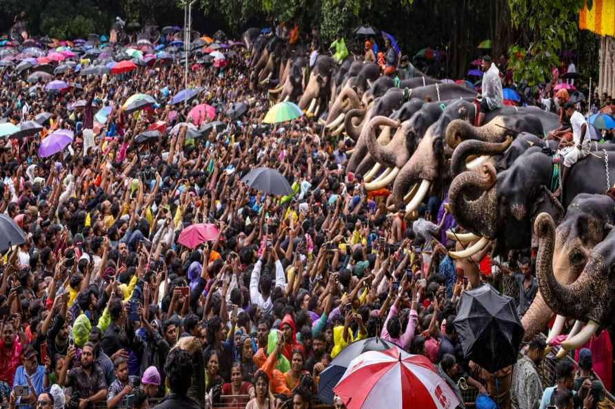 Devotees at Vadakkunnathan Temple