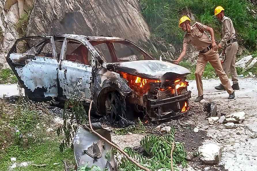 Car catches fire in Kullu