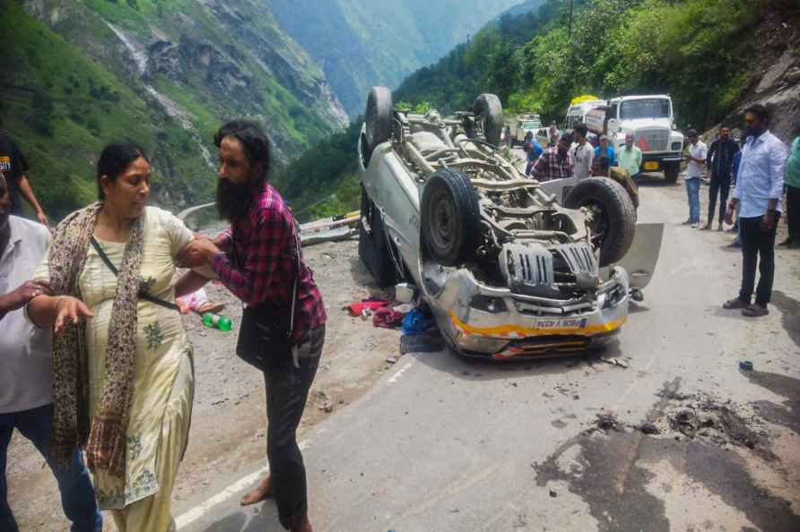 Chamoli: An injured being helped after a vehicle overturned on the...