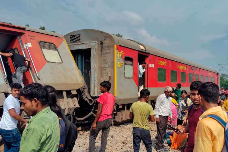 Train derails near Gonda