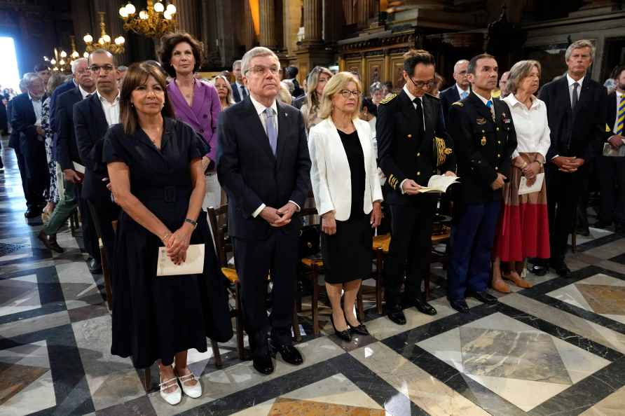 Paris mayor Anne Hidalgo, left, International Olympic Committee (...