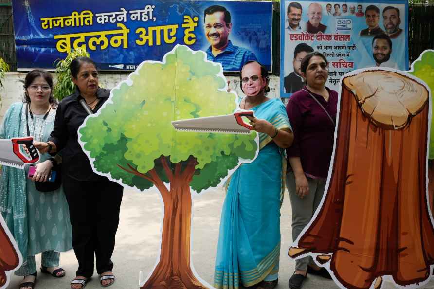 AAP protest over cutting of trees in Delhi