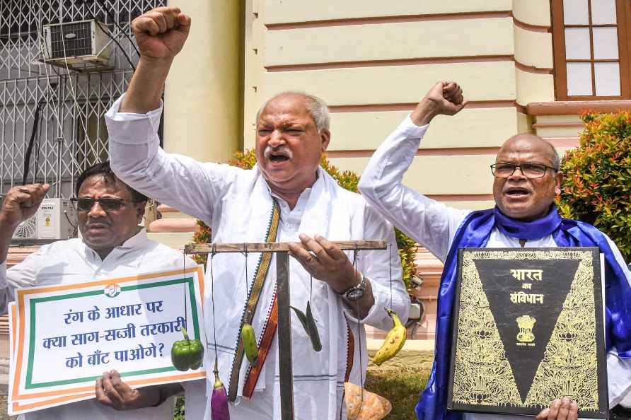 Congress protest outside Bihar Assembly