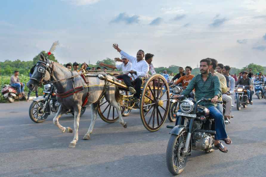 Shravan: Horse cart race in Prayagraj