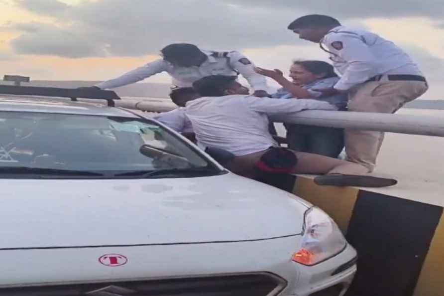 Woman saved by cab driver, cops at Atal Setu