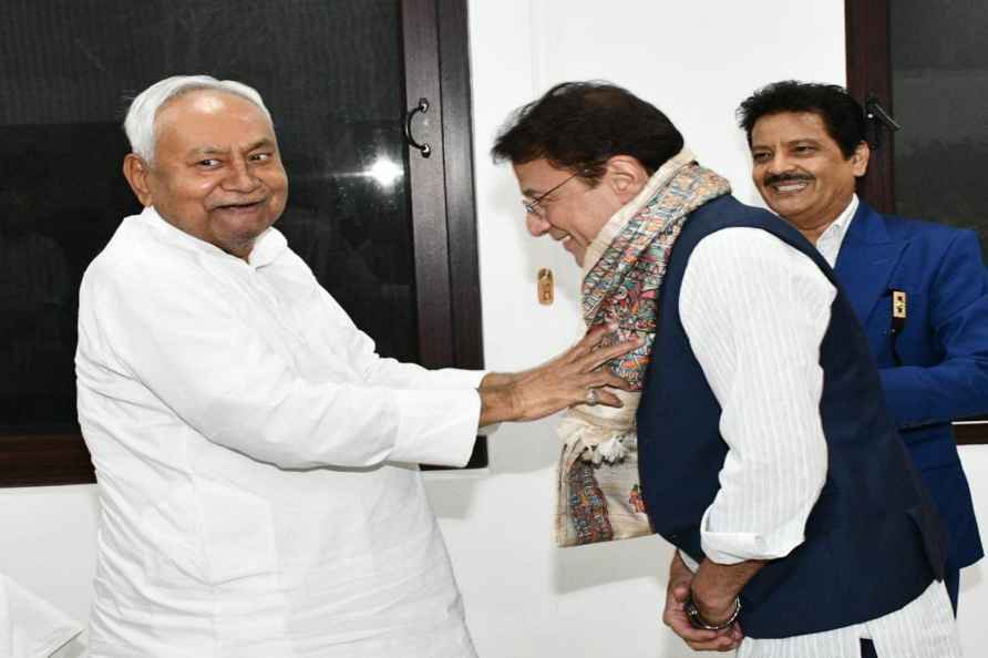 Bihar CM meets Arun Govil, Udit Narayan