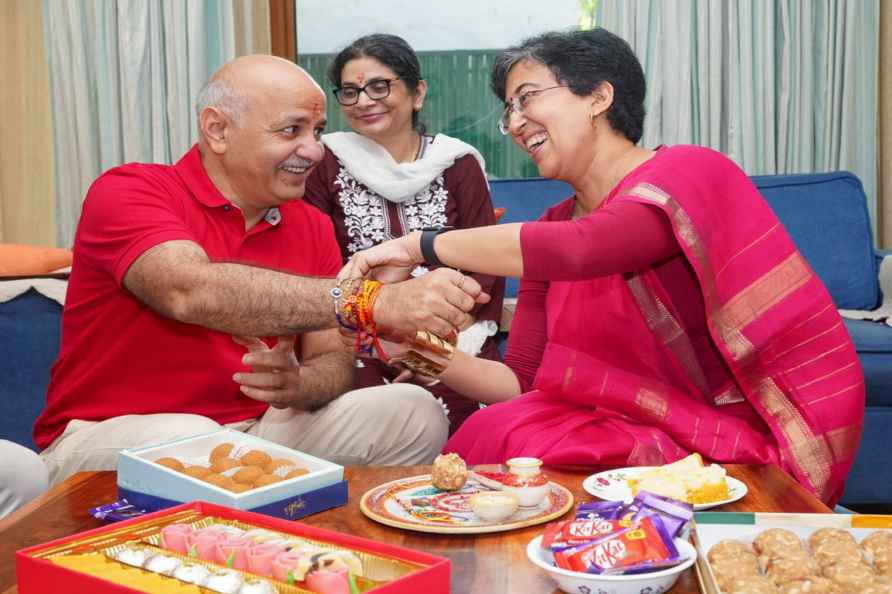 Manish Sisodia celebrates Rakshabandhan