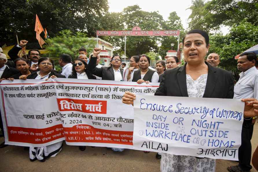 Patna: Lawyers of Patna High Court stage a protest against alleged...