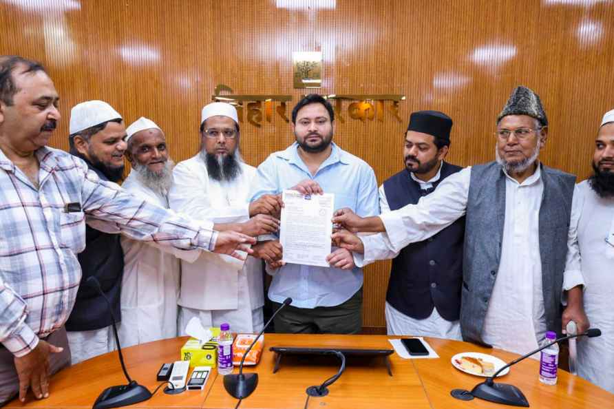 Tejaswi Yadav meets Muslim leaders