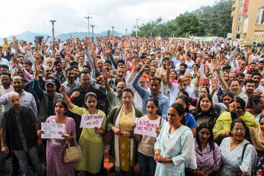 HP Secretariat's employees protest