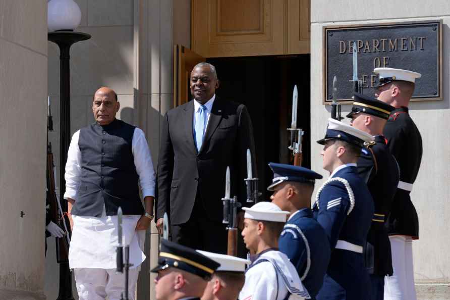 Defense Secretary Lloyd Austin, right, welcomes India's Defense ...